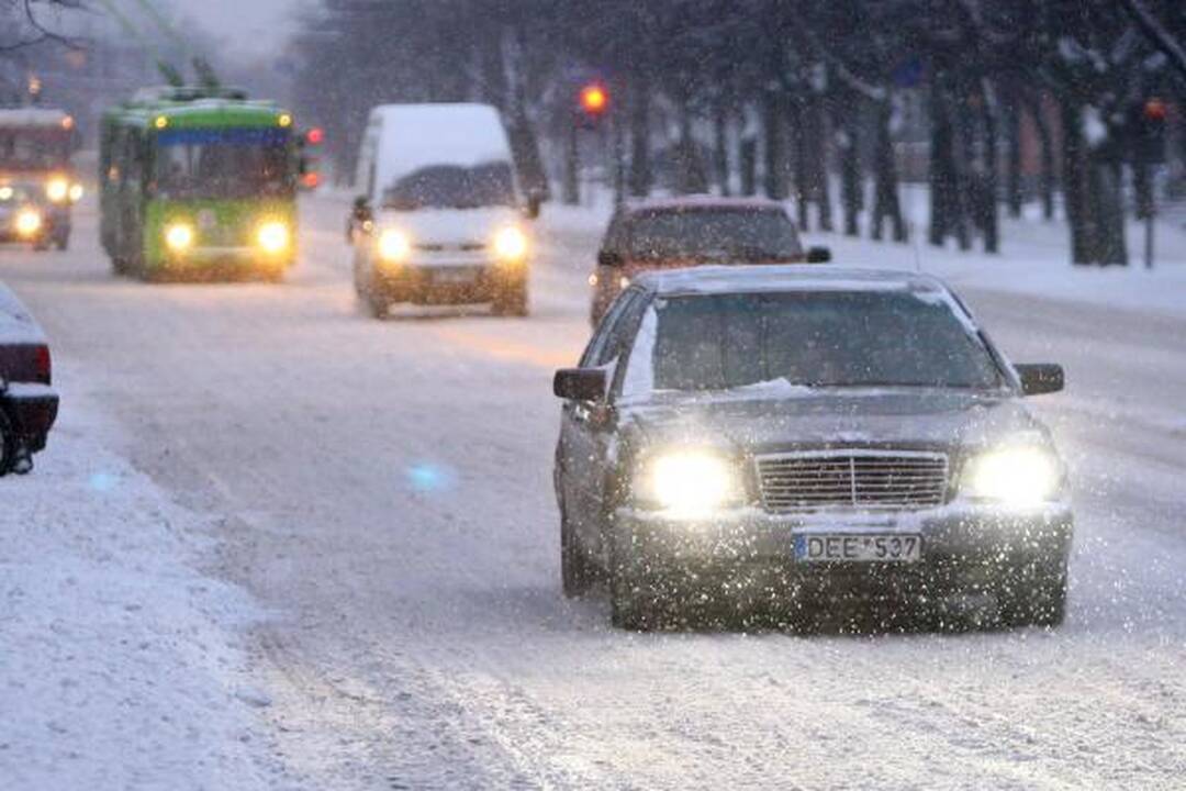 Vidurdienį miesto centre susidūrė du lengvieji automobiliai (papildyta)