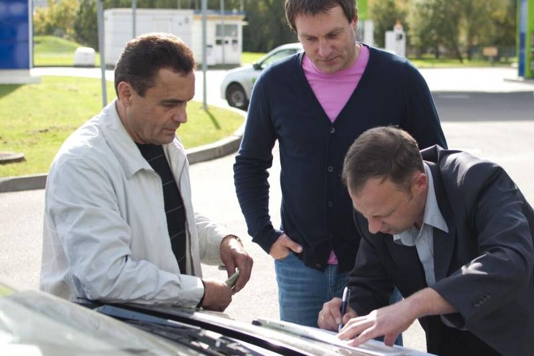 Seimo narys P.Gražulis sukėlė avariją, bet žmona jo nebars