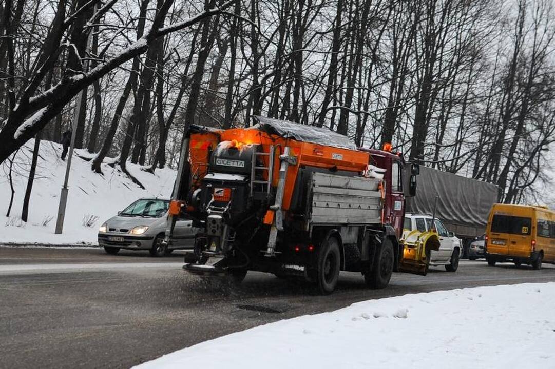 Į Kauno gatves išsiųsta 10 druskos barstytuvų