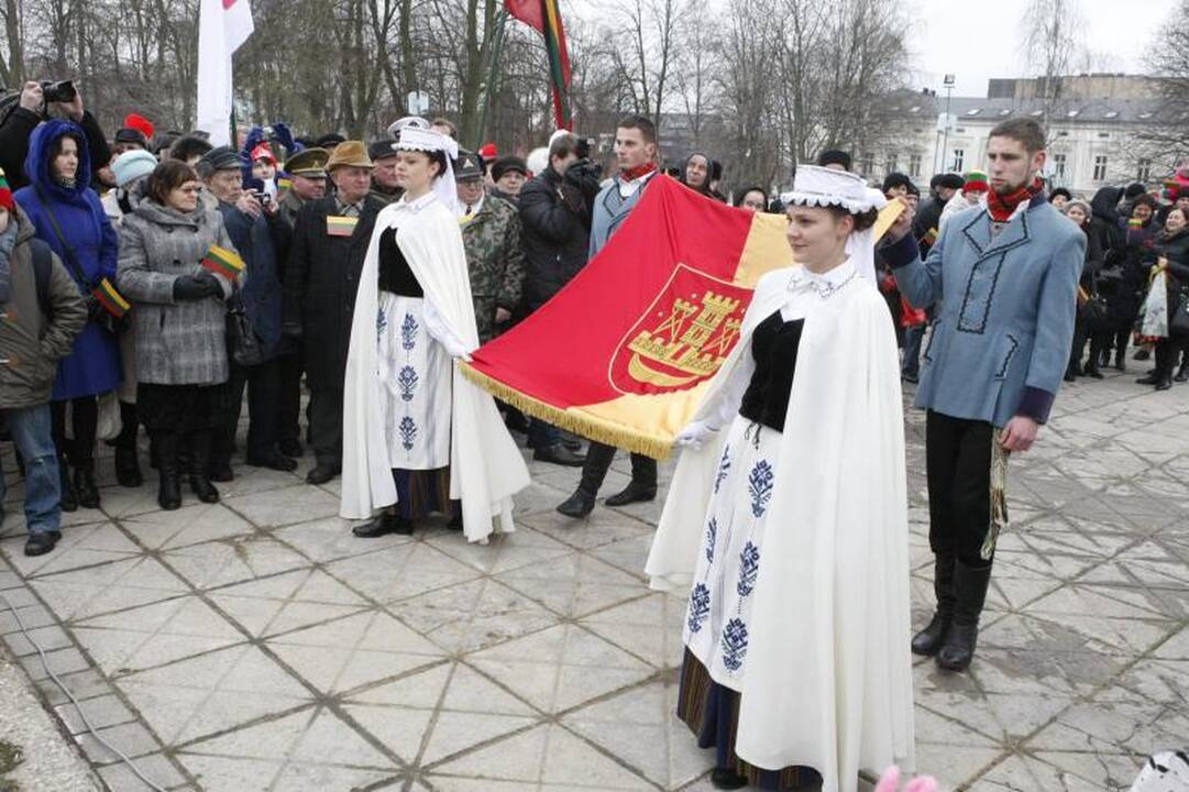 Uostamiestyje Vasario 16-oji – po partinėm vėliavom