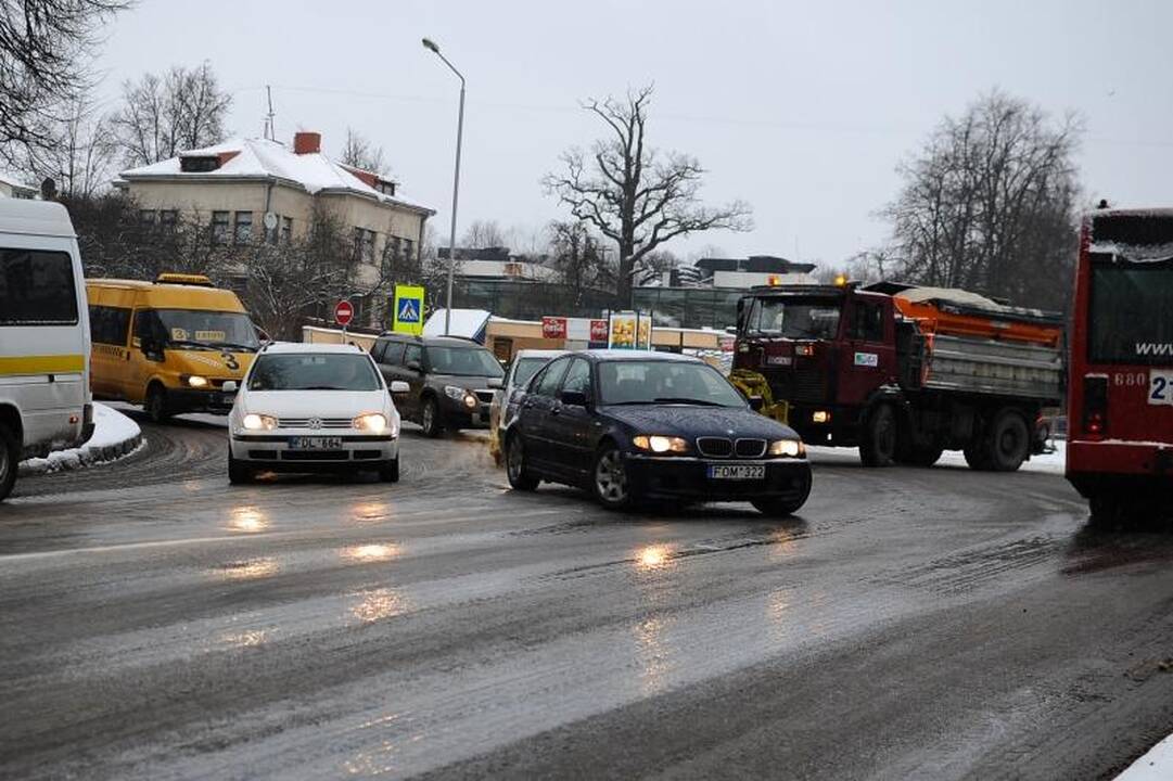 Į Kauno gatves išsiųsta 10 druskos barstytuvų