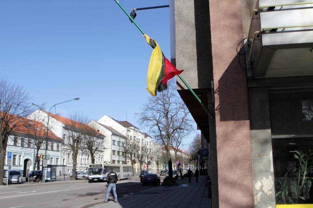 Ant pastatų Klaipėdoje kabėjo ir apverstos vėliavos