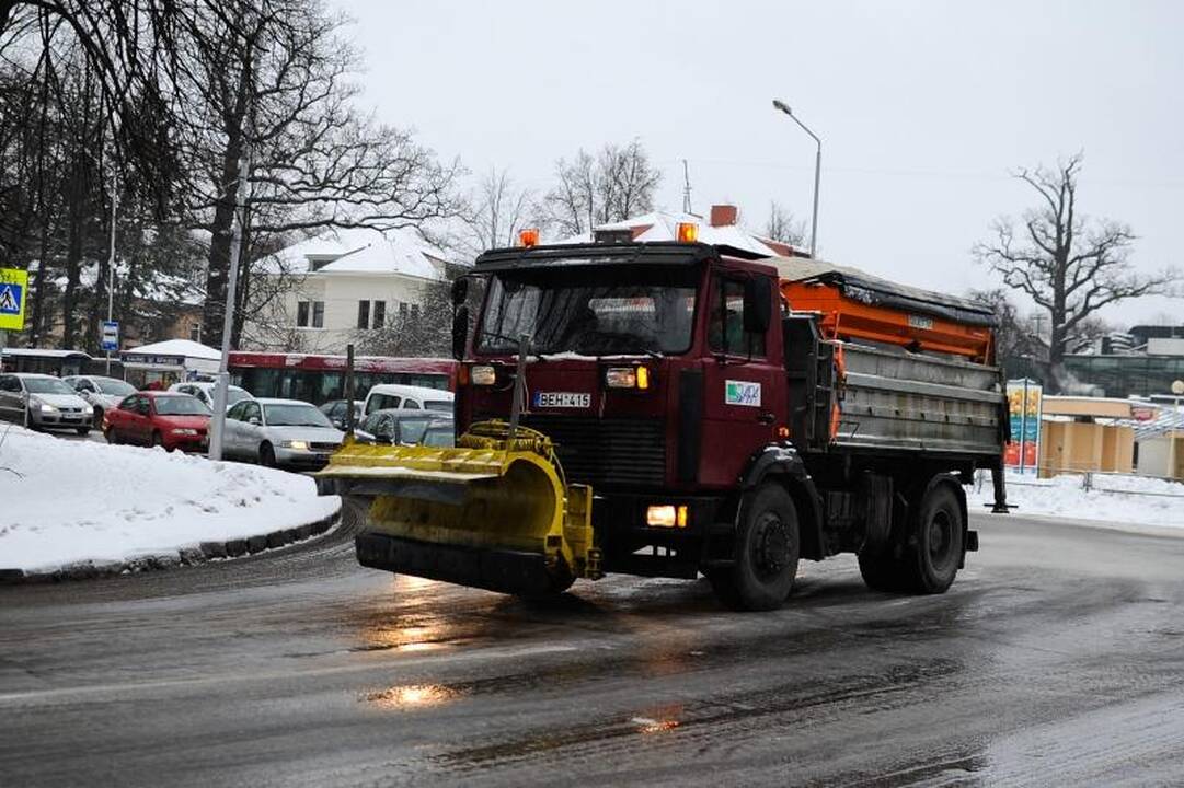 Į Kauno gatves išsiųsta 10 druskos barstytuvų