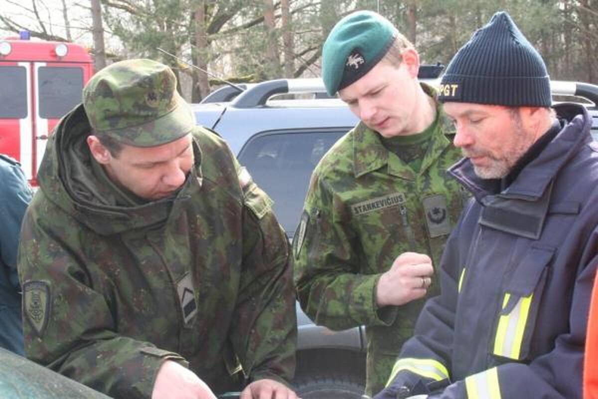 Kariai pašalino ledų sangrūdas Sanžilės upėje
