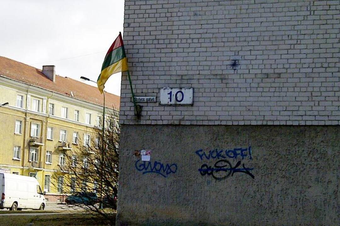 Ant pastatų Klaipėdoje kabėjo ir apverstos vėliavos