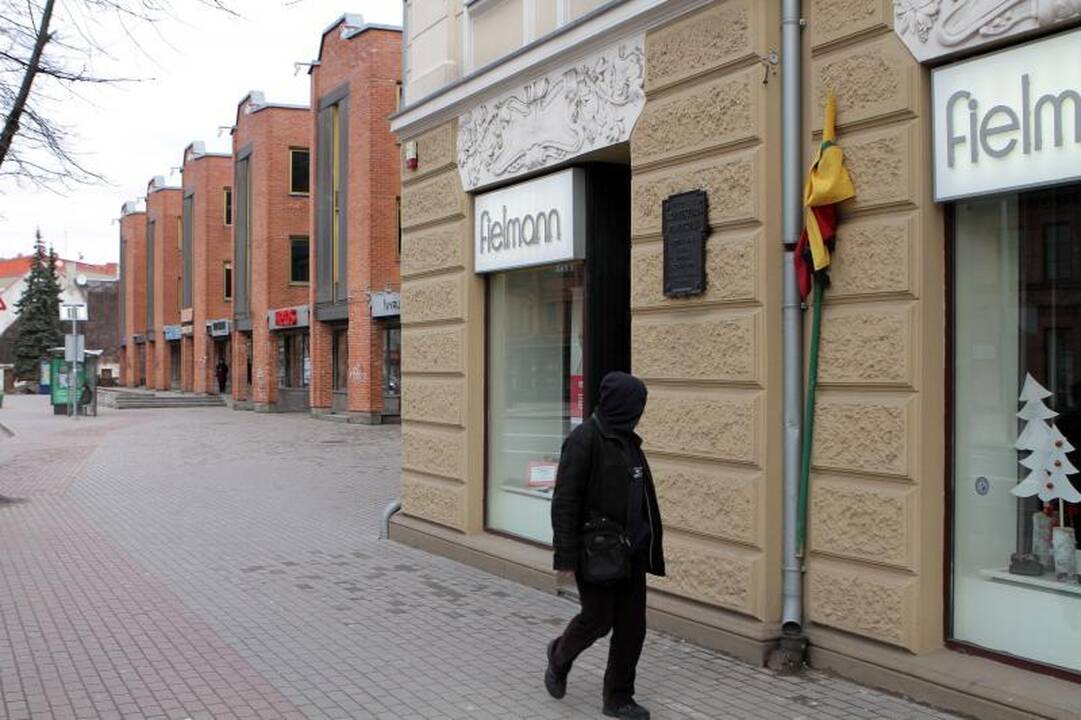 Ant pastatų Klaipėdoje kabėjo ir apverstos vėliavos