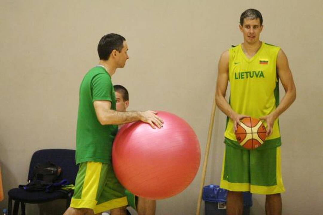 Lietuvos krepšinio rinktinės vyrai prakaitą lieja pajūryje