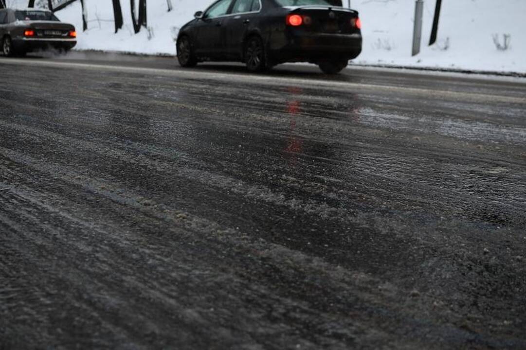 Į Kauno gatves išsiųsta 10 druskos barstytuvų