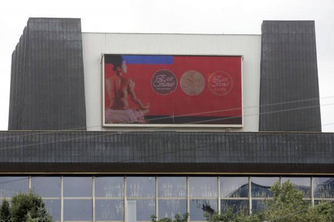 Vasaros karščiai sugadino didžiausią Vilniaus reklaminį ekraną