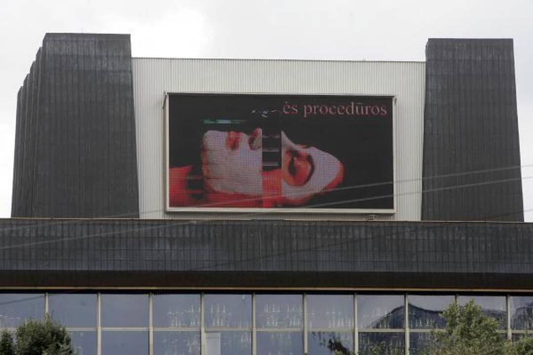 Vasaros karščiai sugadino didžiausią Vilniaus reklaminį ekraną