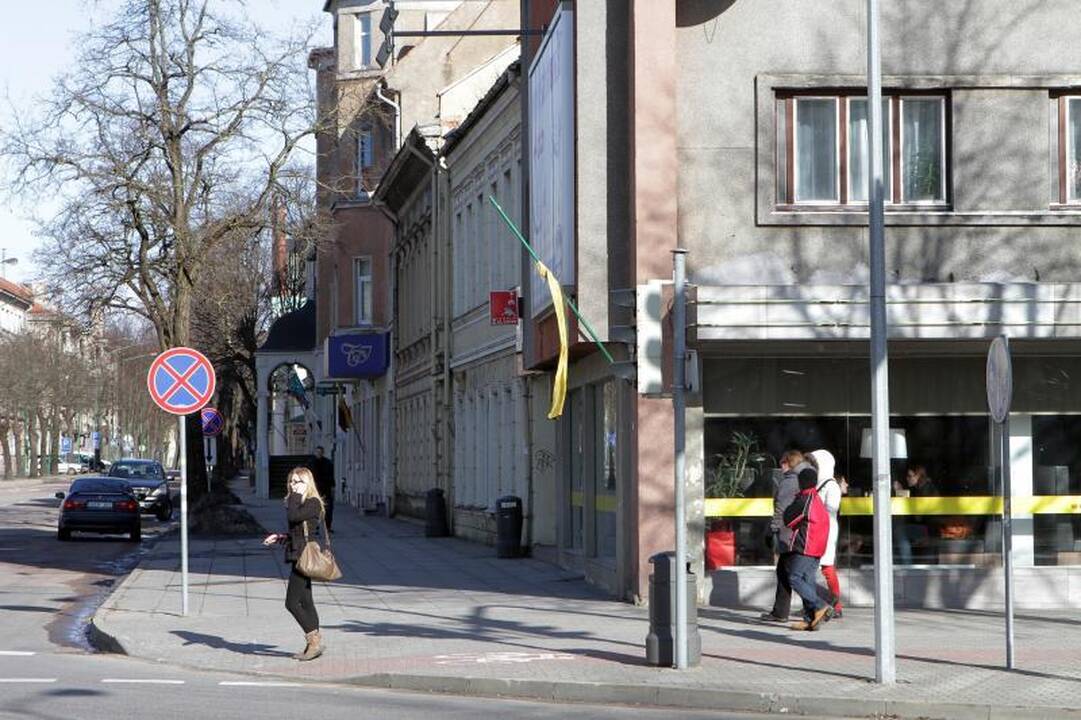 Ant pastatų Klaipėdoje kabėjo ir apverstos vėliavos