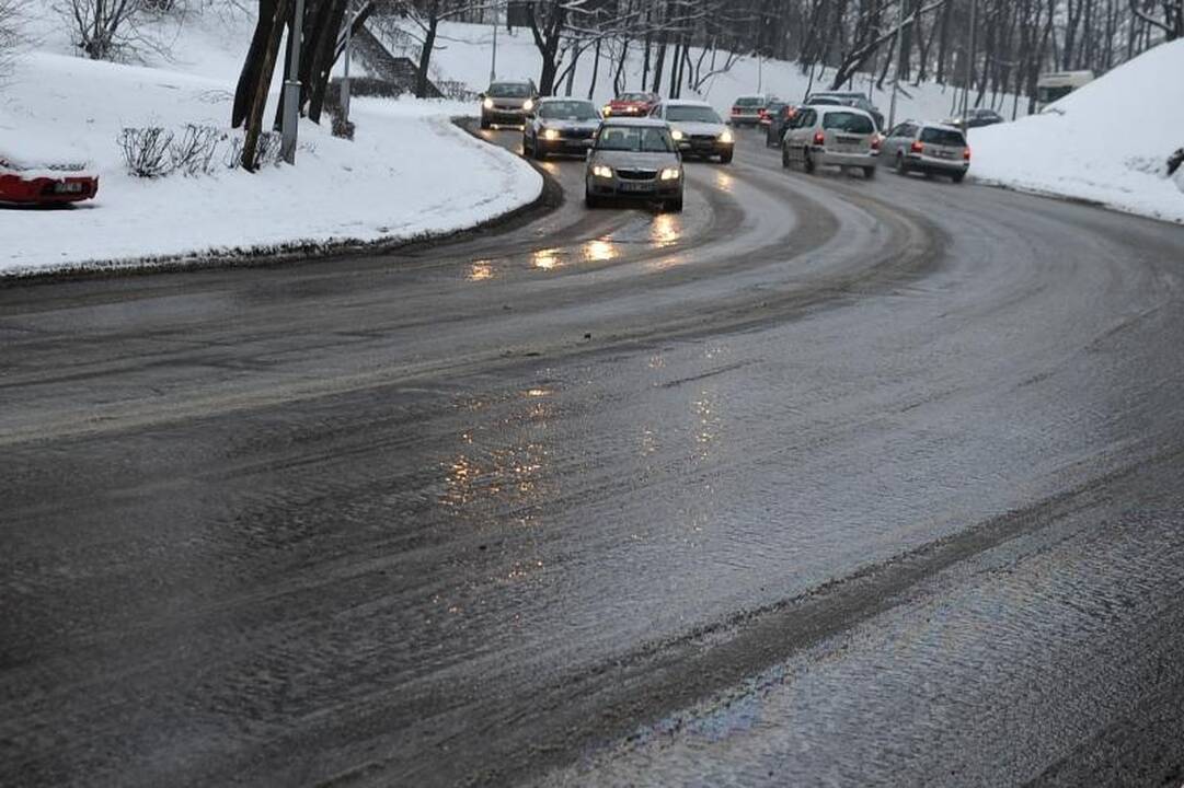 Į Kauno gatves išsiųsta 10 druskos barstytuvų