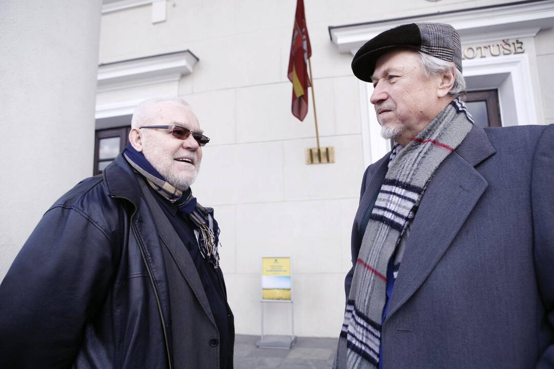 Medalius iš sostinės mero rankų gavę menininkai juokavo, kad nepamaišytų ir pinigai