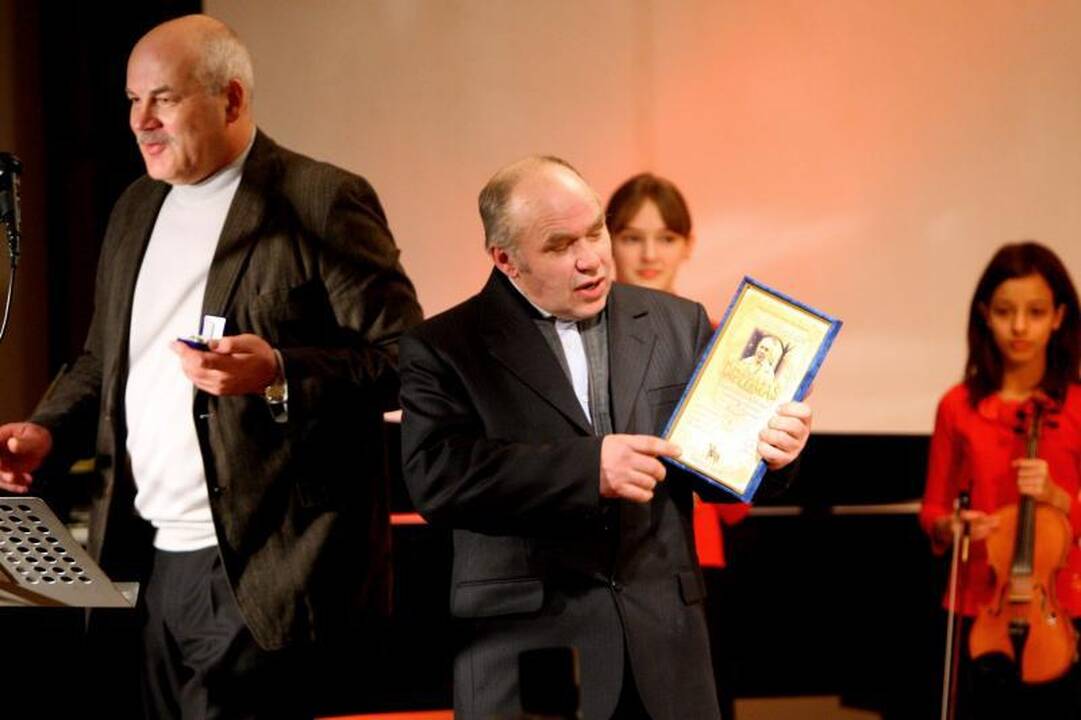 Literatūrinė Vieno lito premija – raitam poetui