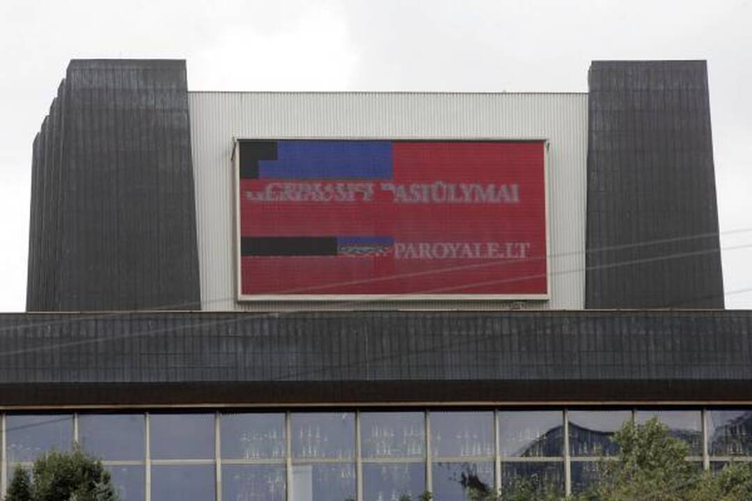 Vasaros karščiai sugadino didžiausią Vilniaus reklaminį ekraną