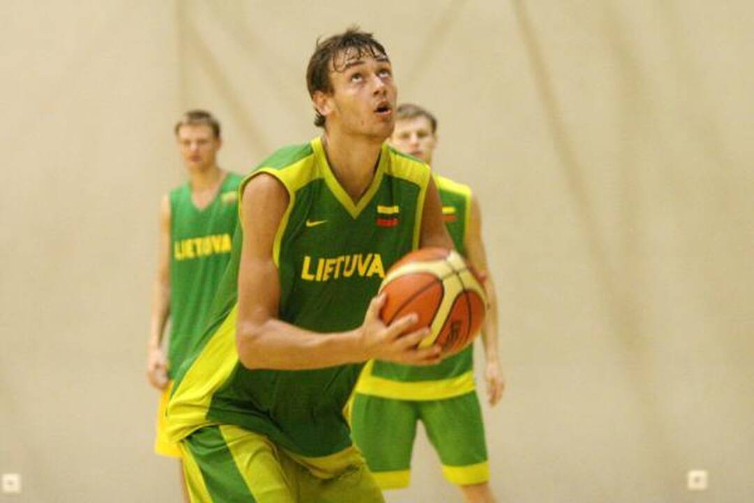 Lietuvos krepšinio rinktinės vyrai prakaitą lieja pajūryje