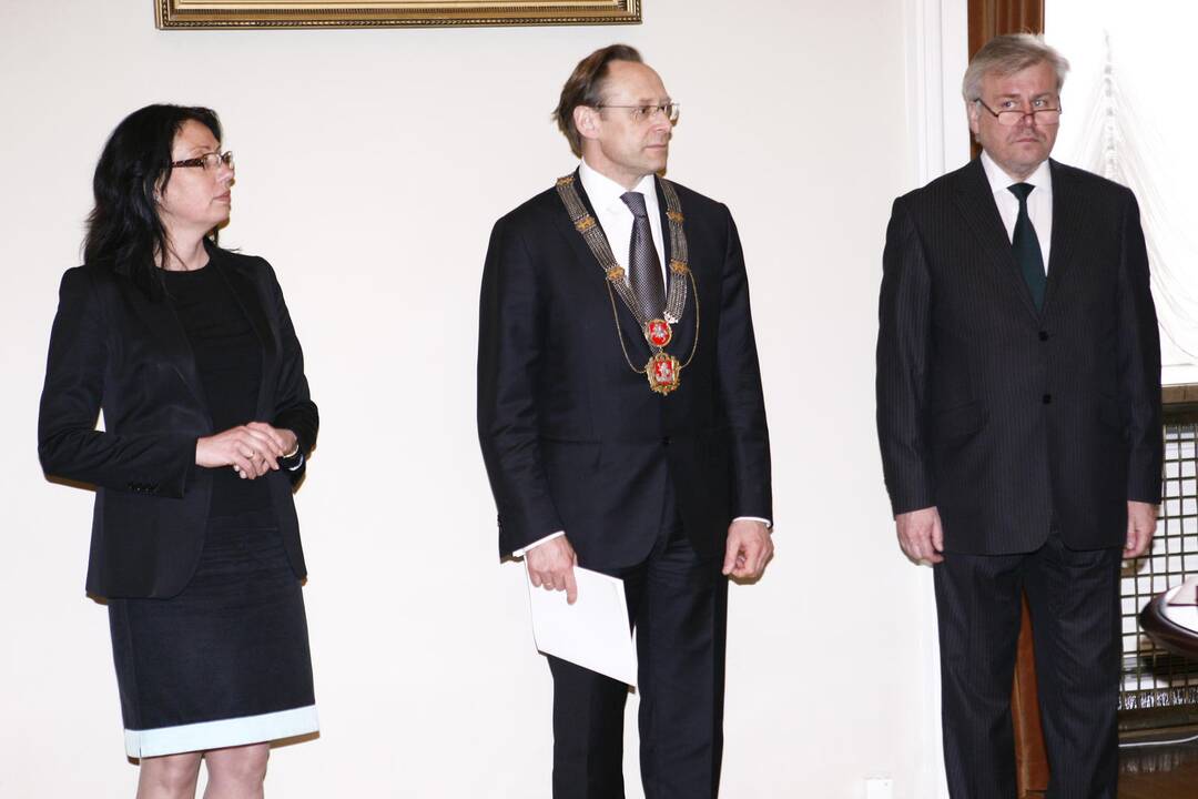 Medalius iš sostinės mero rankų gavę menininkai juokavo, kad nepamaišytų ir pinigai