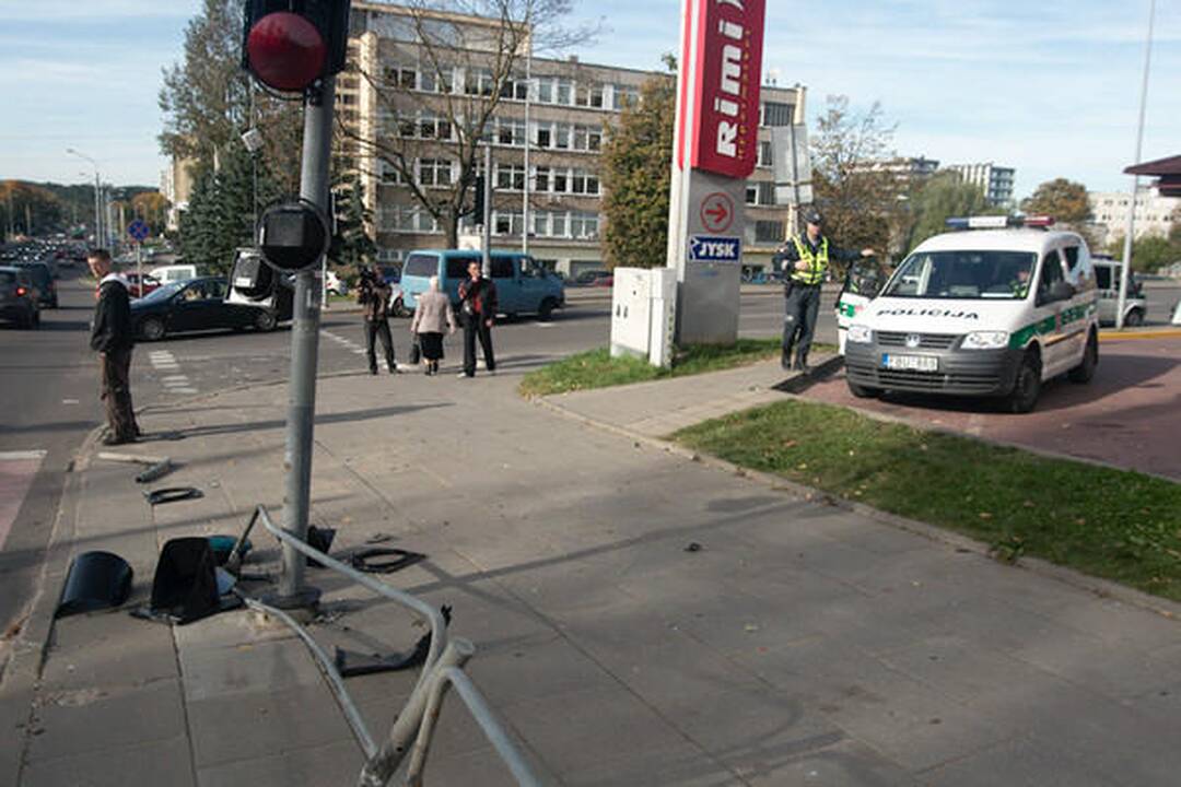 Automobilis Vilniuje partrenkė tris žmones