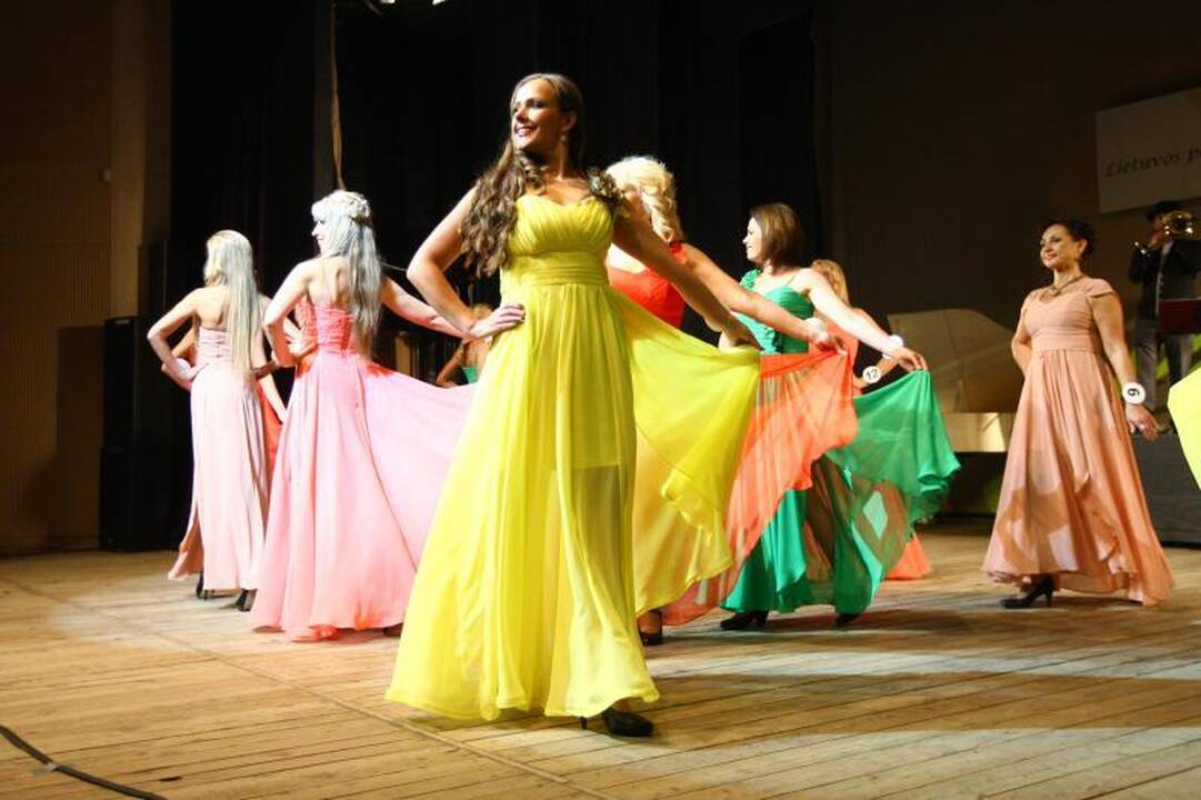 „Lietuvos ponia 2012“ tituluota žavi keturių vaikų mama