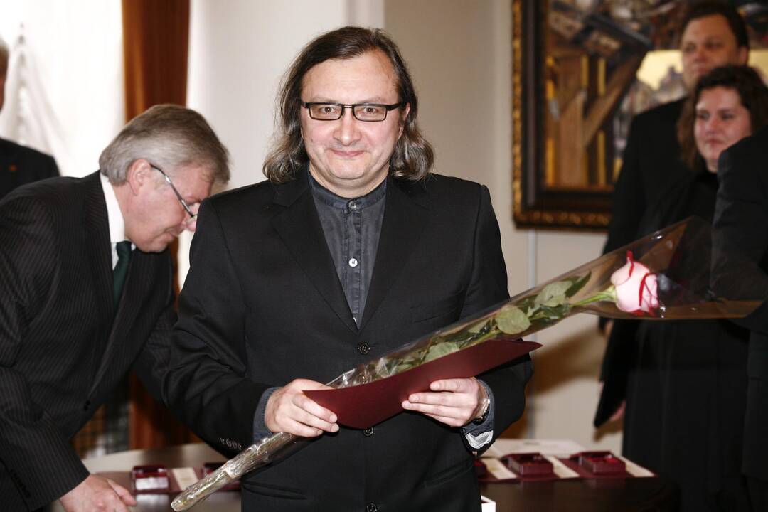 Medalius iš sostinės mero rankų gavę menininkai juokavo, kad nepamaišytų ir pinigai