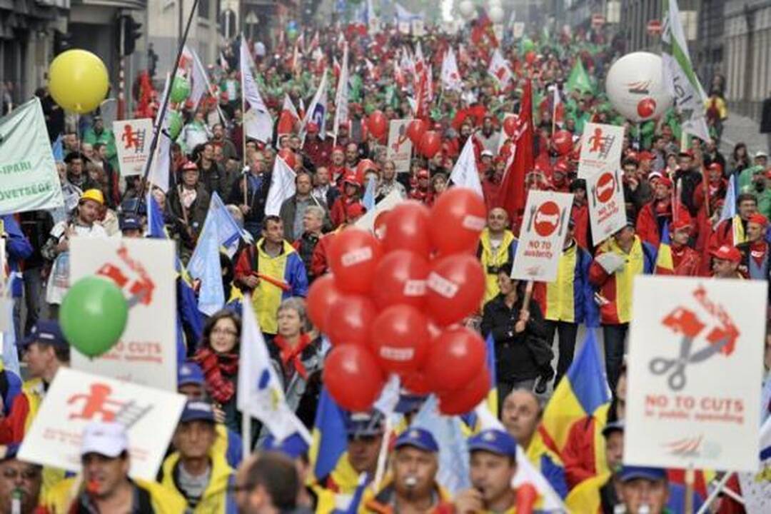 Briuselyje dešimtys tūkstančių žmonių protestuoja prieš griežtą taupymą