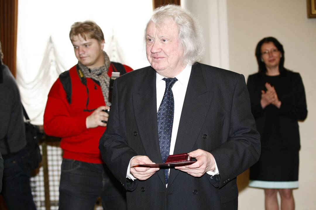 Medalius iš sostinės mero rankų gavę menininkai juokavo, kad nepamaišytų ir pinigai