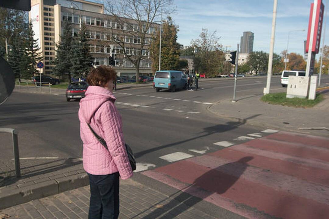 Automobilis Vilniuje partrenkė tris žmones