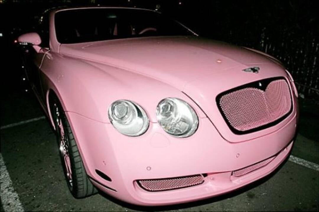 Garsenybių automobiliai: ar tikrai Paris Hilton vairuoja nestilingiausią „Bentley“?