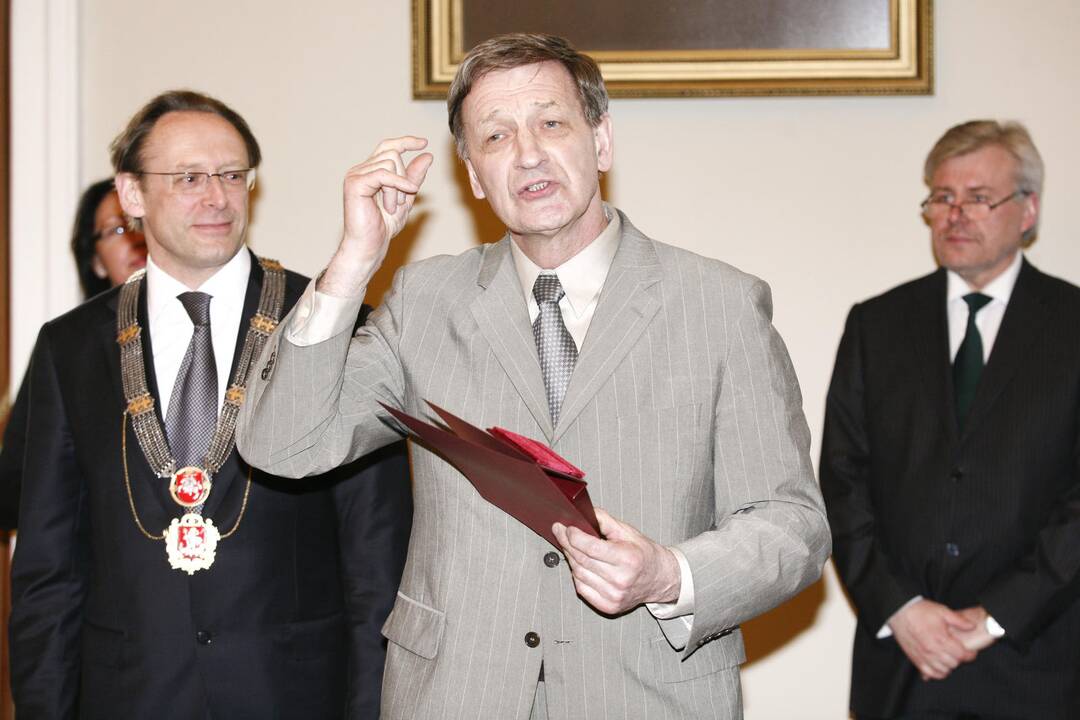 Medalius iš sostinės mero rankų gavę menininkai juokavo, kad nepamaišytų ir pinigai