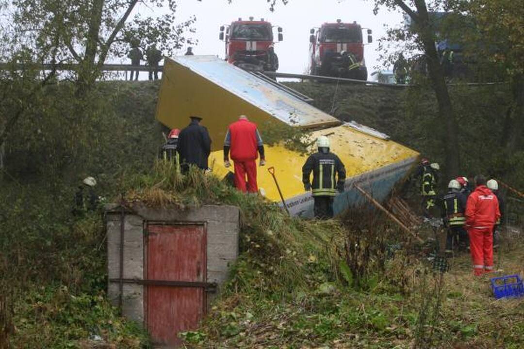 Avarija netoli Kauno: vienas vairuotojas sudegė, sunkvežimis nugarmėjo nuo skardžio (papildyta)