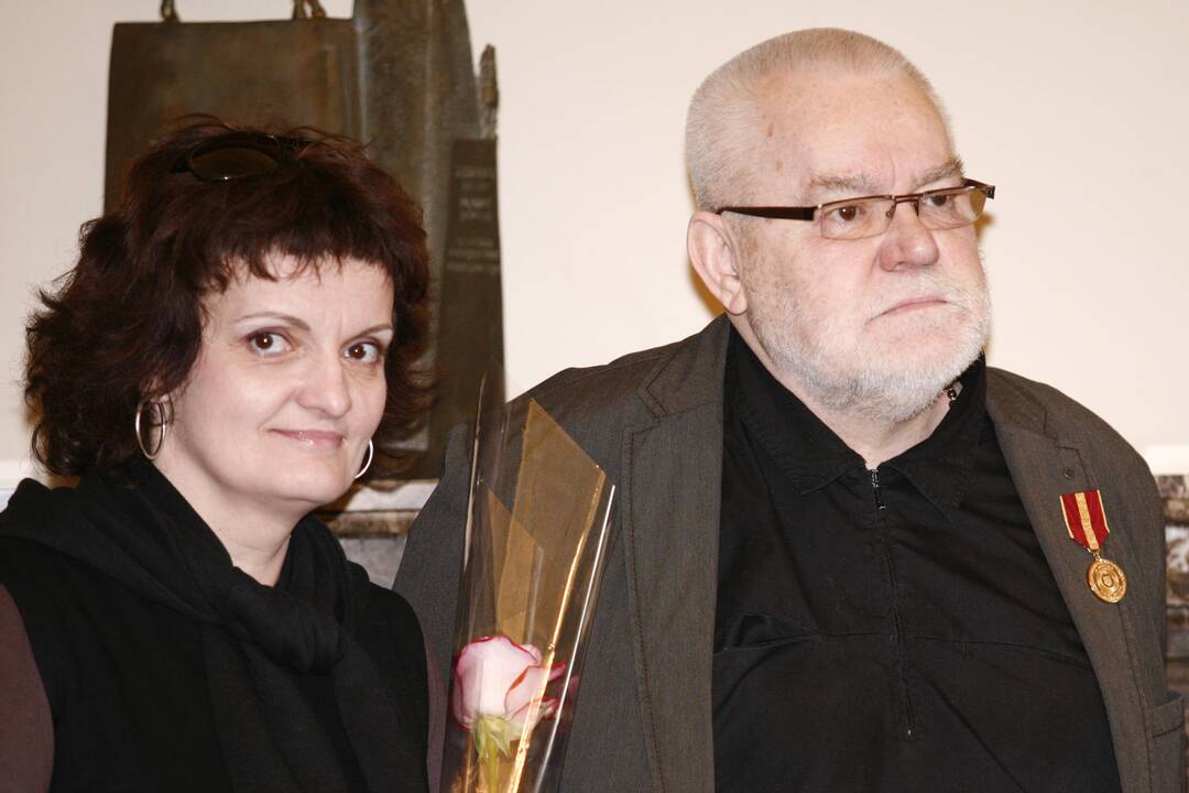 Medalius iš sostinės mero rankų gavę menininkai juokavo, kad nepamaišytų ir pinigai