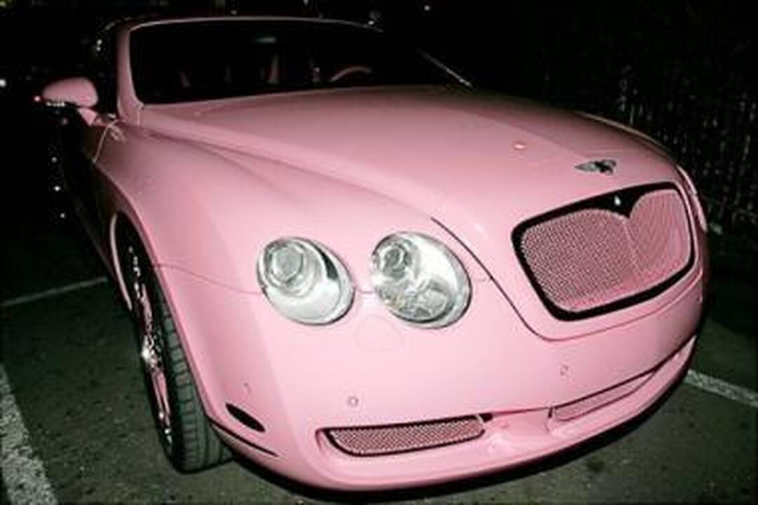 Garsenybių automobiliai: ar tikrai Paris Hilton vairuoja nestilingiausią „Bentley“?