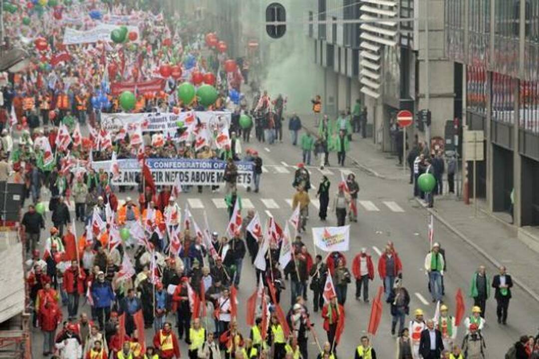 Briuselyje dešimtys tūkstančių žmonių protestuoja prieš griežtą taupymą