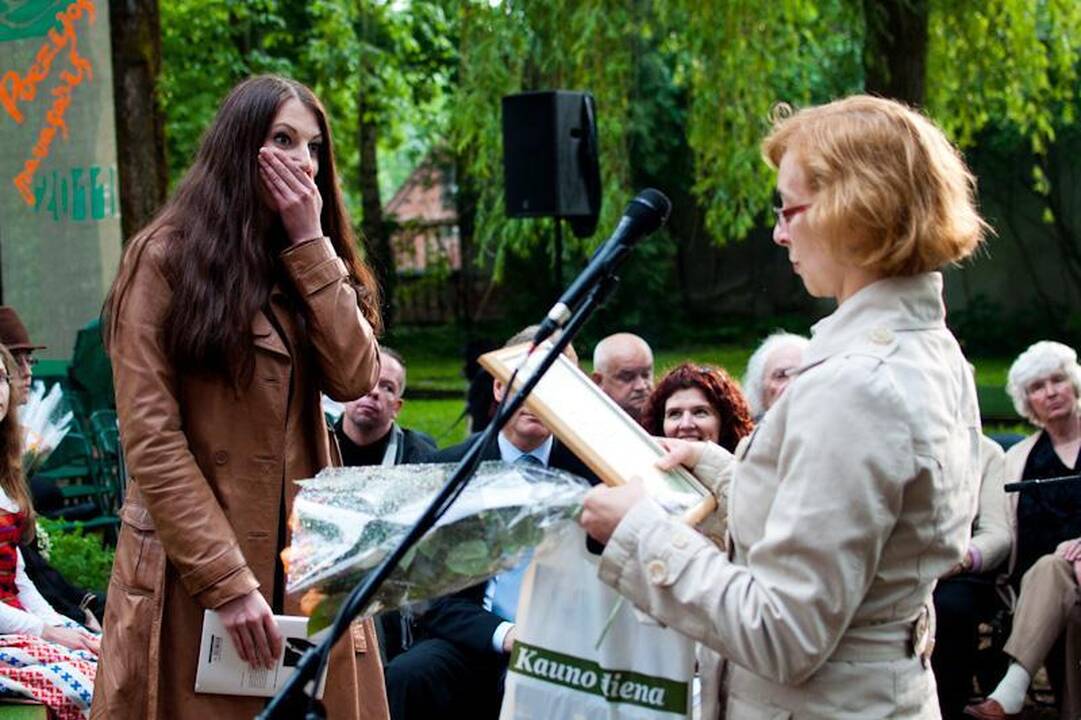 „Poezijos pavasario“ laureatas vainikuotas merkiant lietui