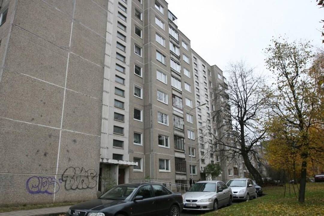 Vilniuje žuvo iš septinto aukšto iškritusi moteris