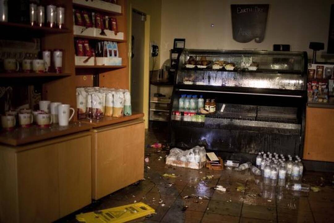 JAV uždarytas tornado nuniokotas oro uostas, keli namai sugriauti