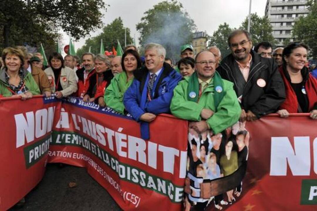 Briuselyje dešimtys tūkstančių žmonių protestuoja prieš griežtą taupymą