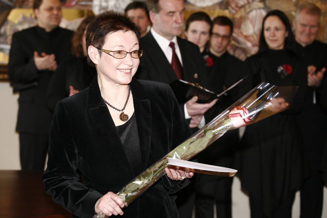 Medalius iš sostinės mero rankų gavę menininkai juokavo, kad nepamaišytų ir pinigai