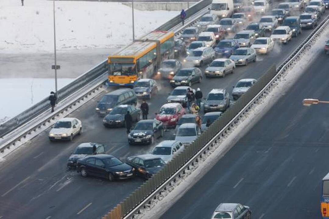 Geležinio Vilko gatvėje susidūrė keliolika automobilių