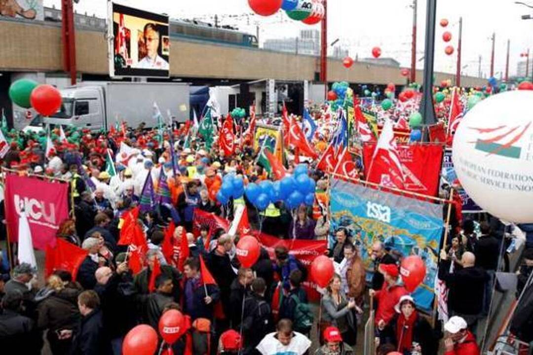 Briuselyje dešimtys tūkstančių žmonių protestuoja prieš griežtą taupymą