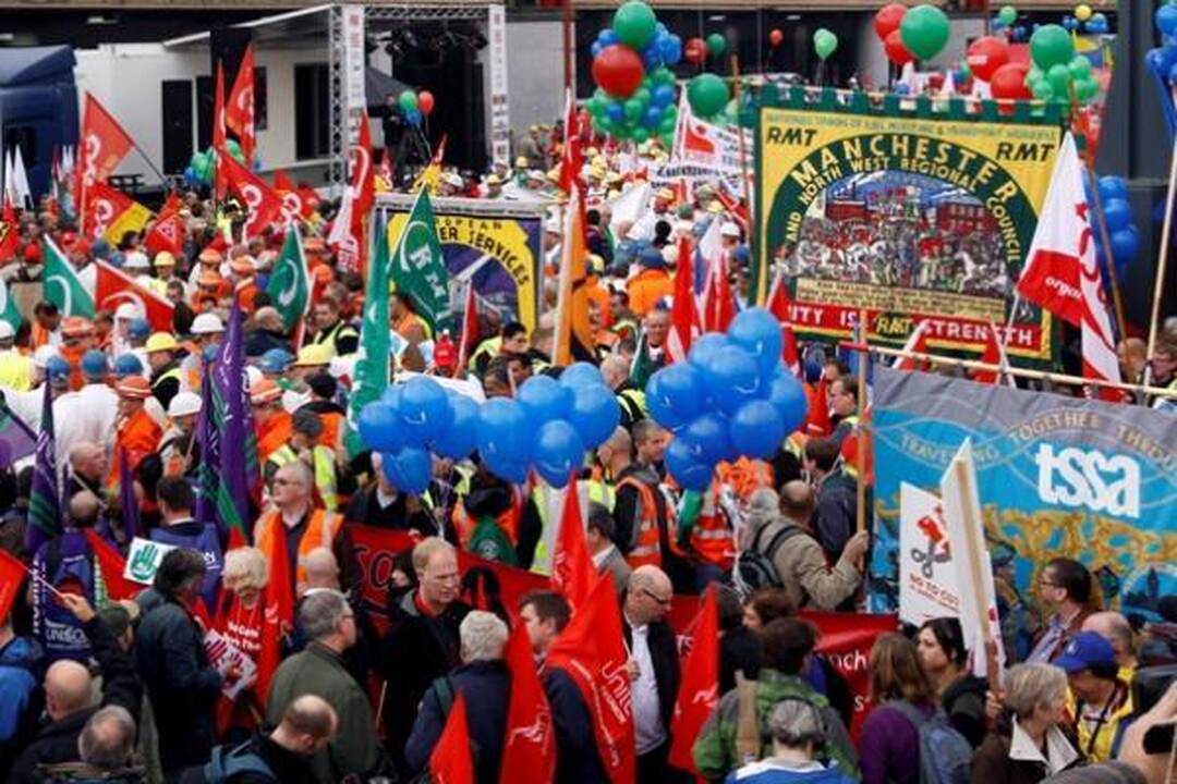 Briuselyje dešimtys tūkstančių žmonių protestuoja prieš griežtą taupymą