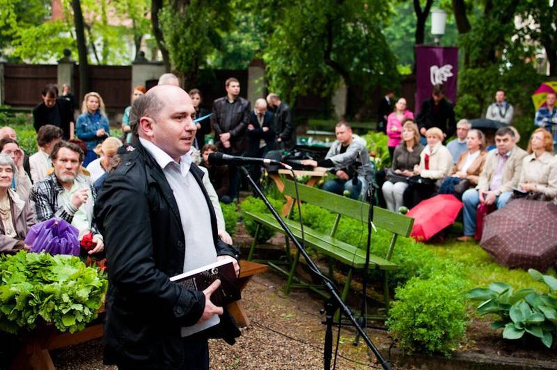 „Poezijos pavasario“ laureatas vainikuotas merkiant lietui