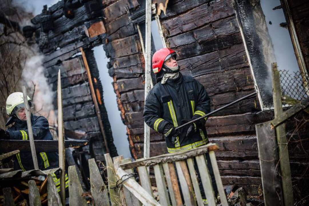 Gaisras Žiegždriuose: supleškėjo namas, senukas apdegė veidą