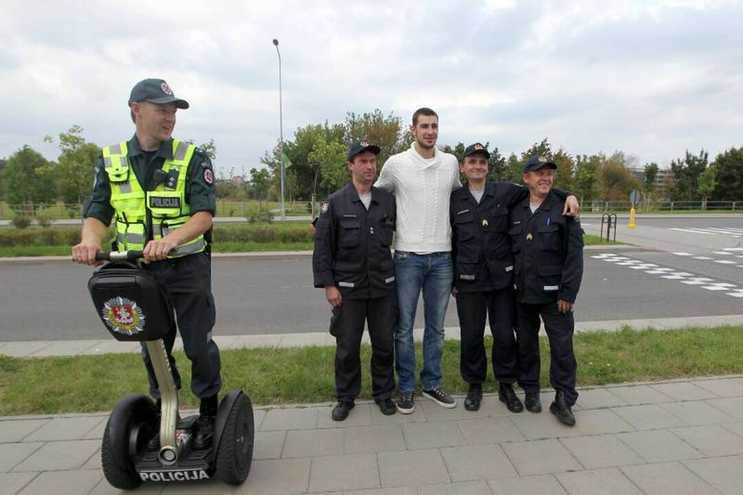 Ugniagesių proteste - fotosesija su J.Valančiūnu