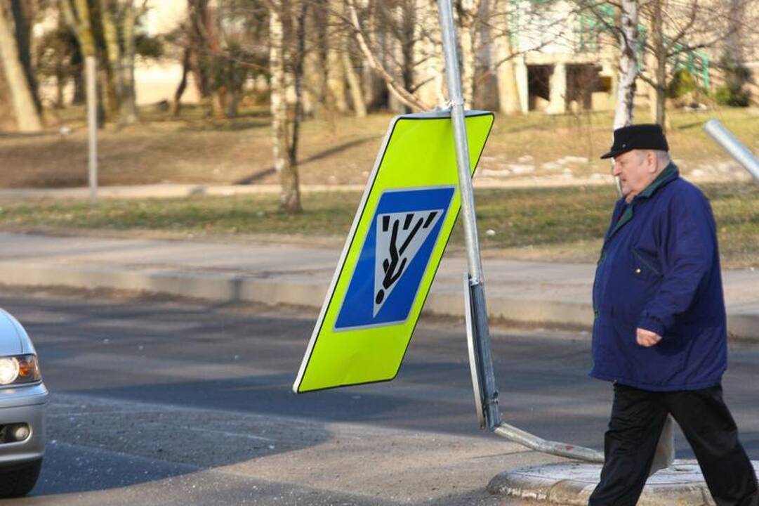 Kaune girtas vairuotojas nulaužė kelio ženklus ir užmigo prie vairo