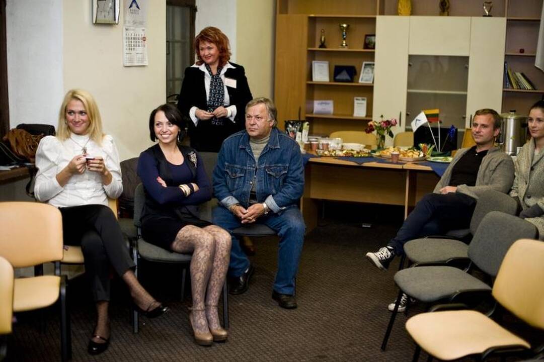 Darbo partijos štabe jau liejasi šampanas