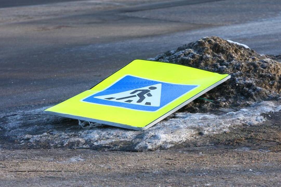 Kaune girtas vairuotojas nulaužė kelio ženklus ir užmigo prie vairo