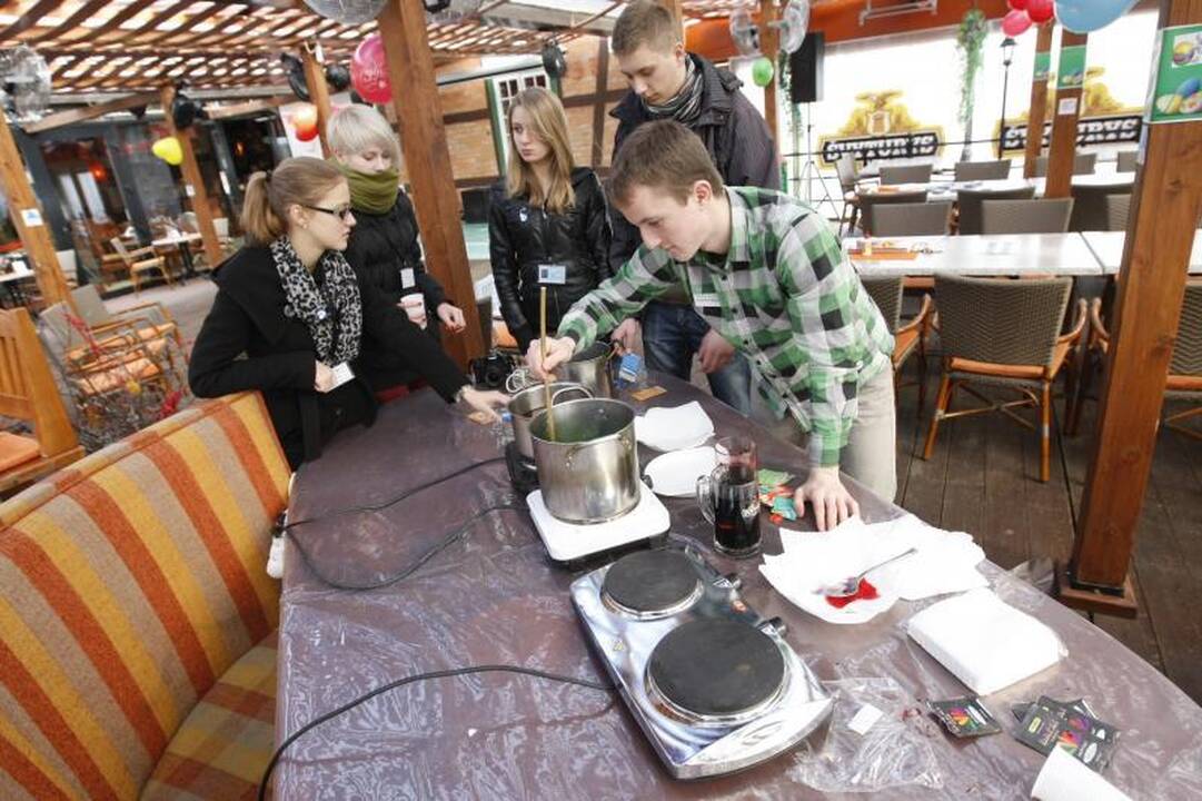 Palangoje – kiaušinių marginimo pamokos  