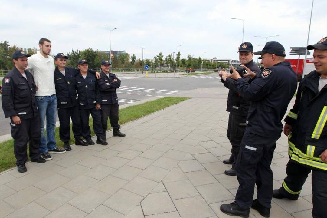 Ugniagesių proteste - fotosesija su J.Valančiūnu