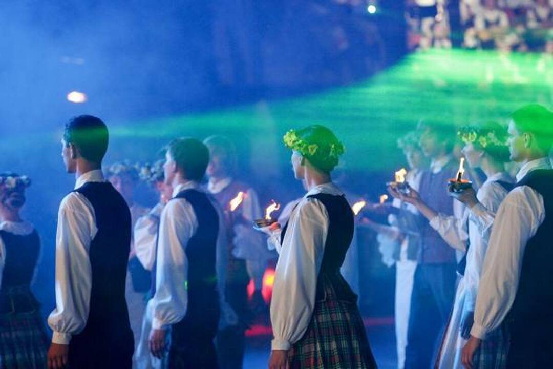 Dainų šventė: Kalnų parke per Ansamblių vakarą prabėgo „Metai“
